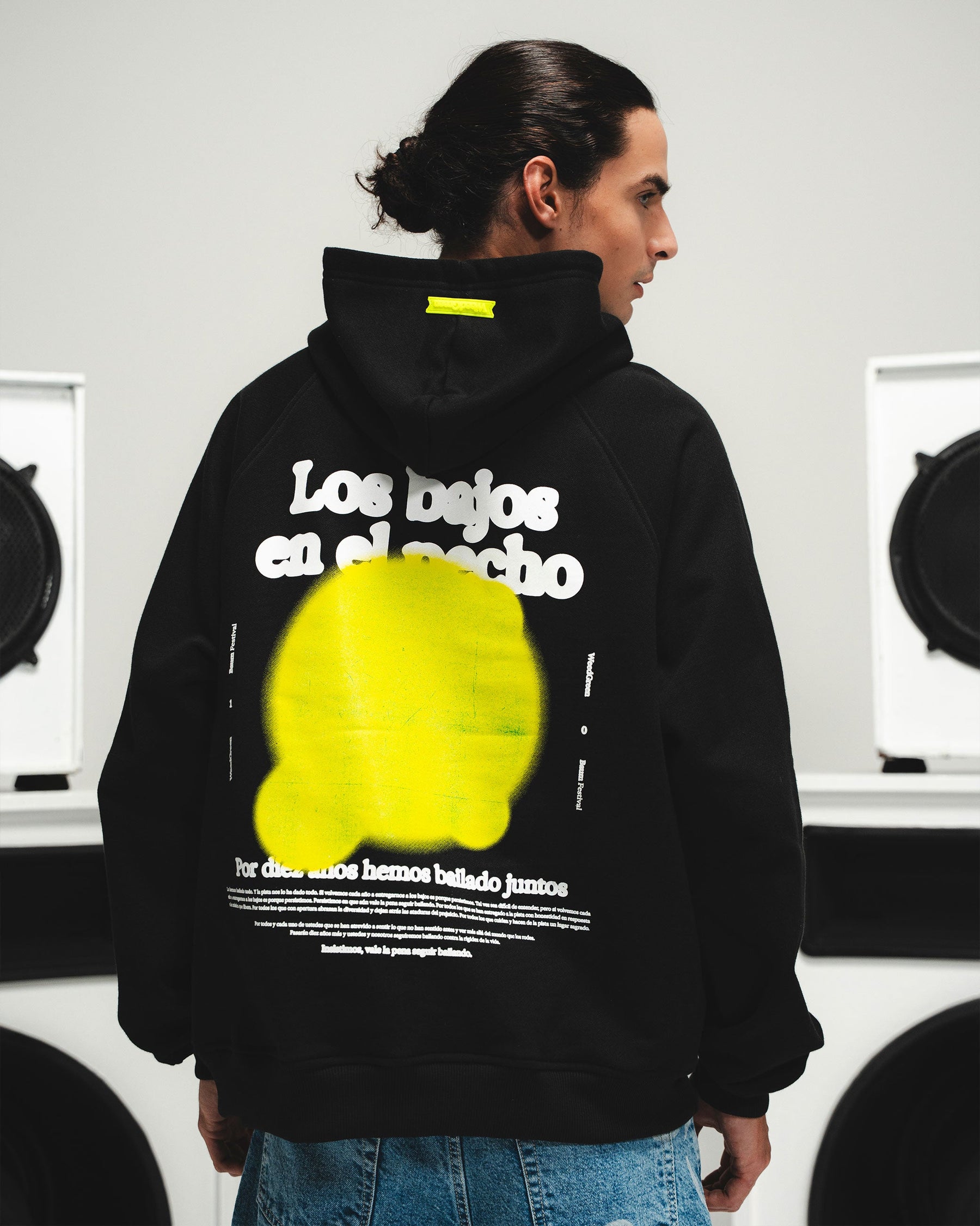 HOODIE LOS BAJOS EN EL PECHO NEGRO