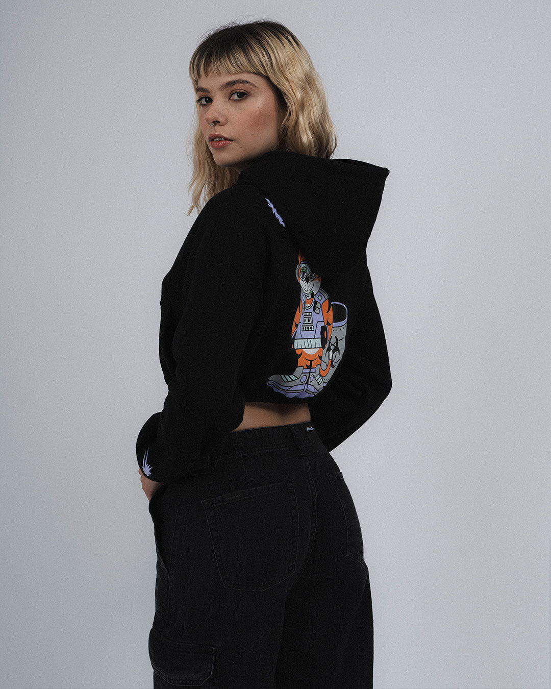 HOODIE CROP ENRESORTADO CELESTIAL CAT RADIANCE  NEGRO